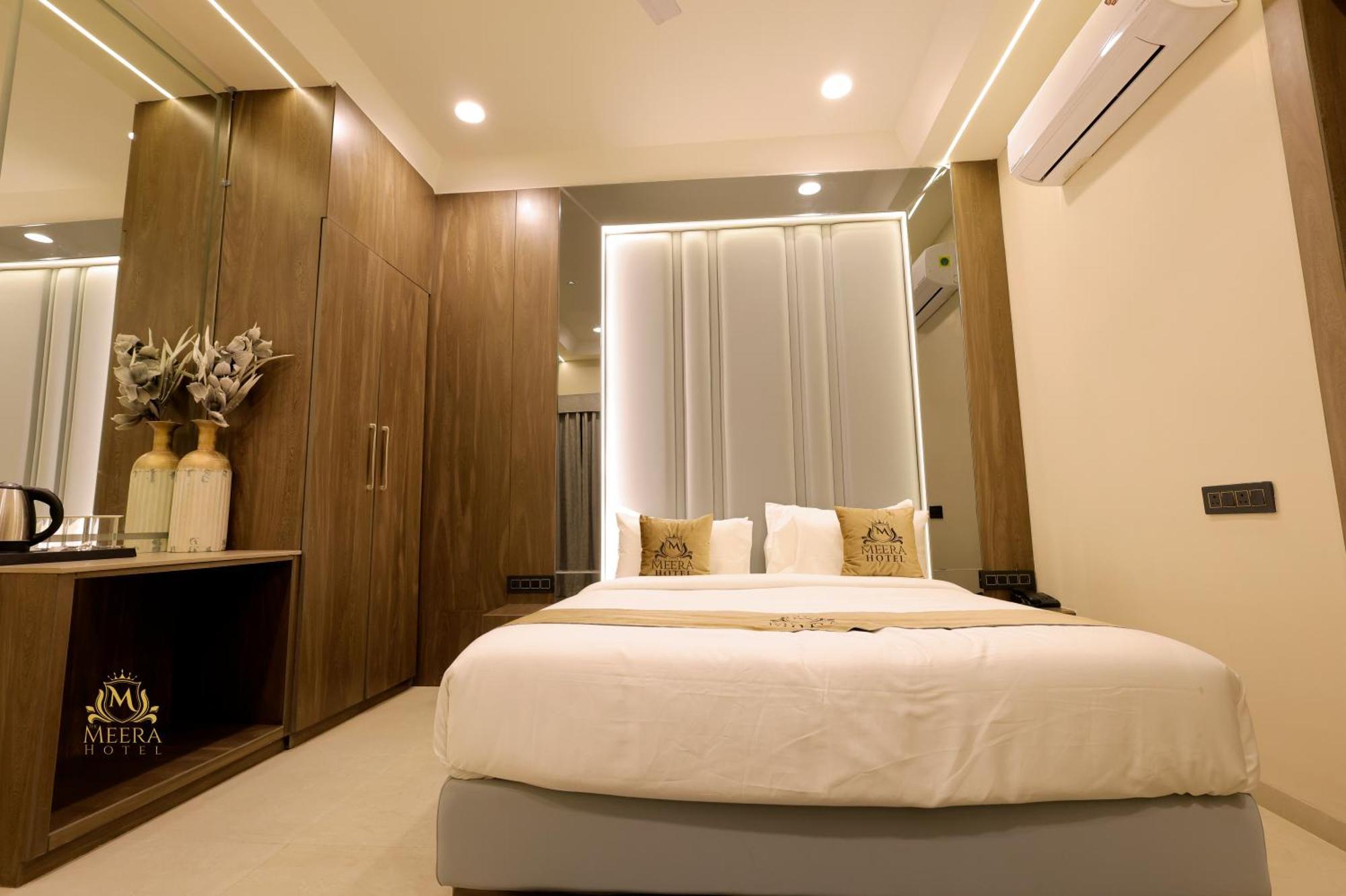 The Meera Hotel Ujjain Exterior photo